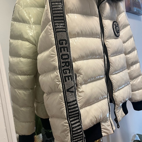 Avenue George V Paris bomber - Picture 2 of 7